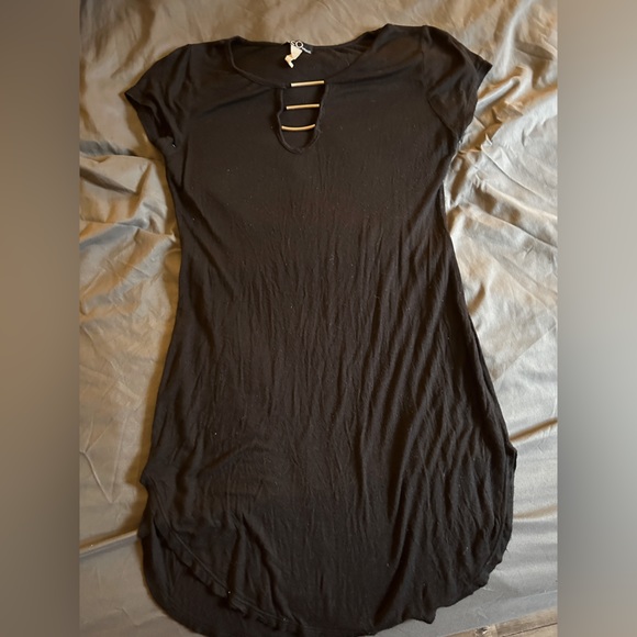 CLEO Apparel women’s black t-shirt size small plunge neck with metal accessory - Picture 1 of 3